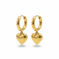 Aretes de argolla dorados con dije de corazón brillante de Mi tienda 2, diseño elegante y minimalista.