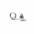 Aretes de argolla Mi tienda 2 con diseño de gota minimalista en acabado plateado pulido y cierre tipo click