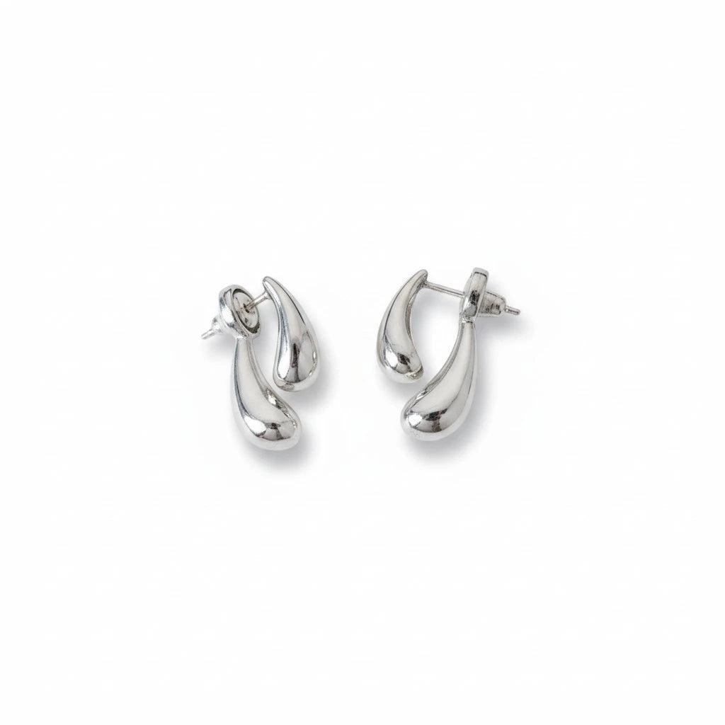 Aretes Mi tienda 2 de diseño orgánico en forma de doble gota con acabado plateado brillante y cierre de presión.