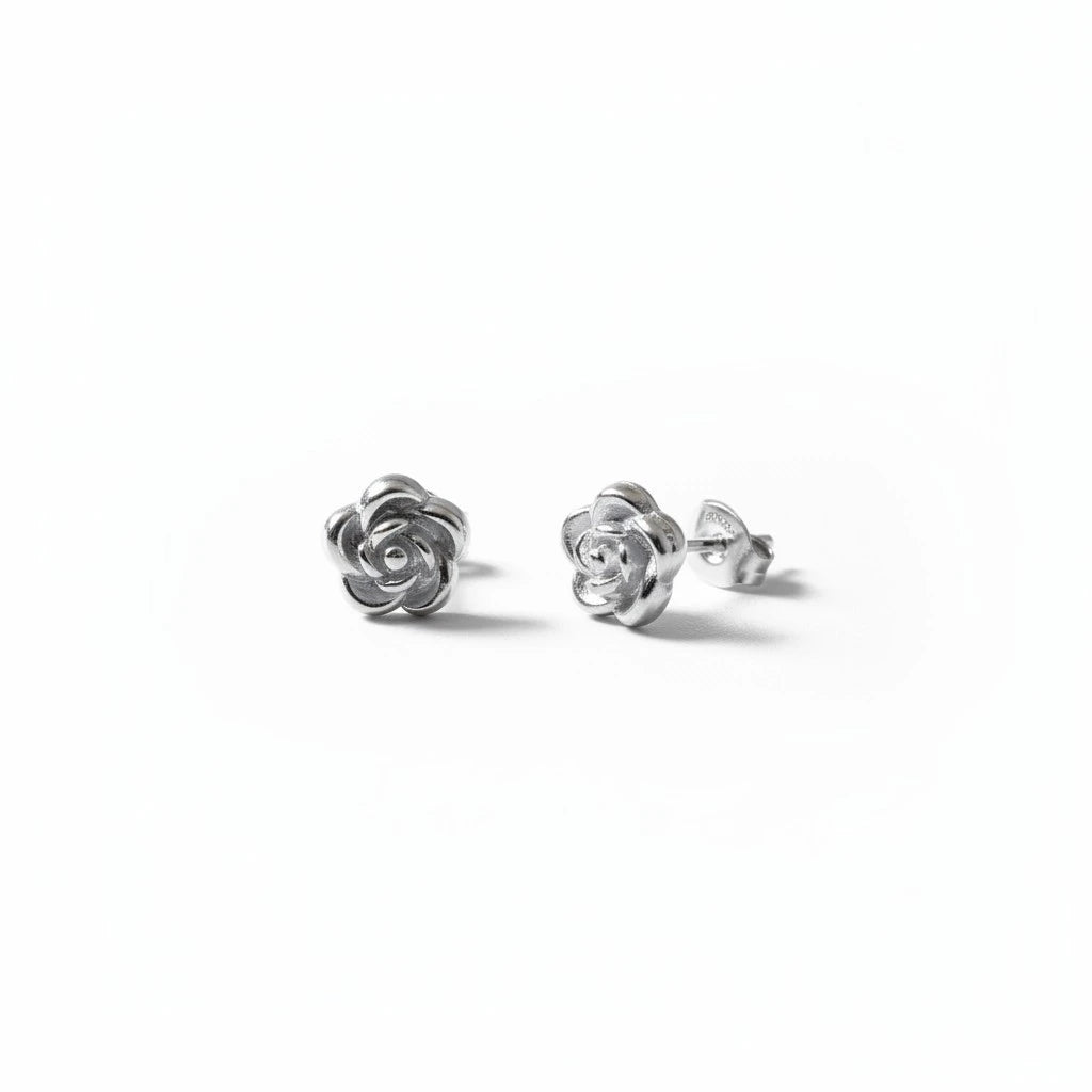 Aretes de botón Mi tienda 2 con diseño de flor plateada, estilo minimalista y elegante para uso diario.