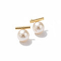 Aretes de perlas Mi tienda 2 con barra metálica dorada horizontal y diseño minimalista sobre fondo blanco