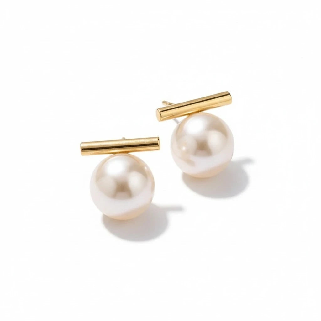 Aretes de perlas Mi tienda 2 con barra metálica dorada horizontal y diseño minimalista sobre fondo blanco