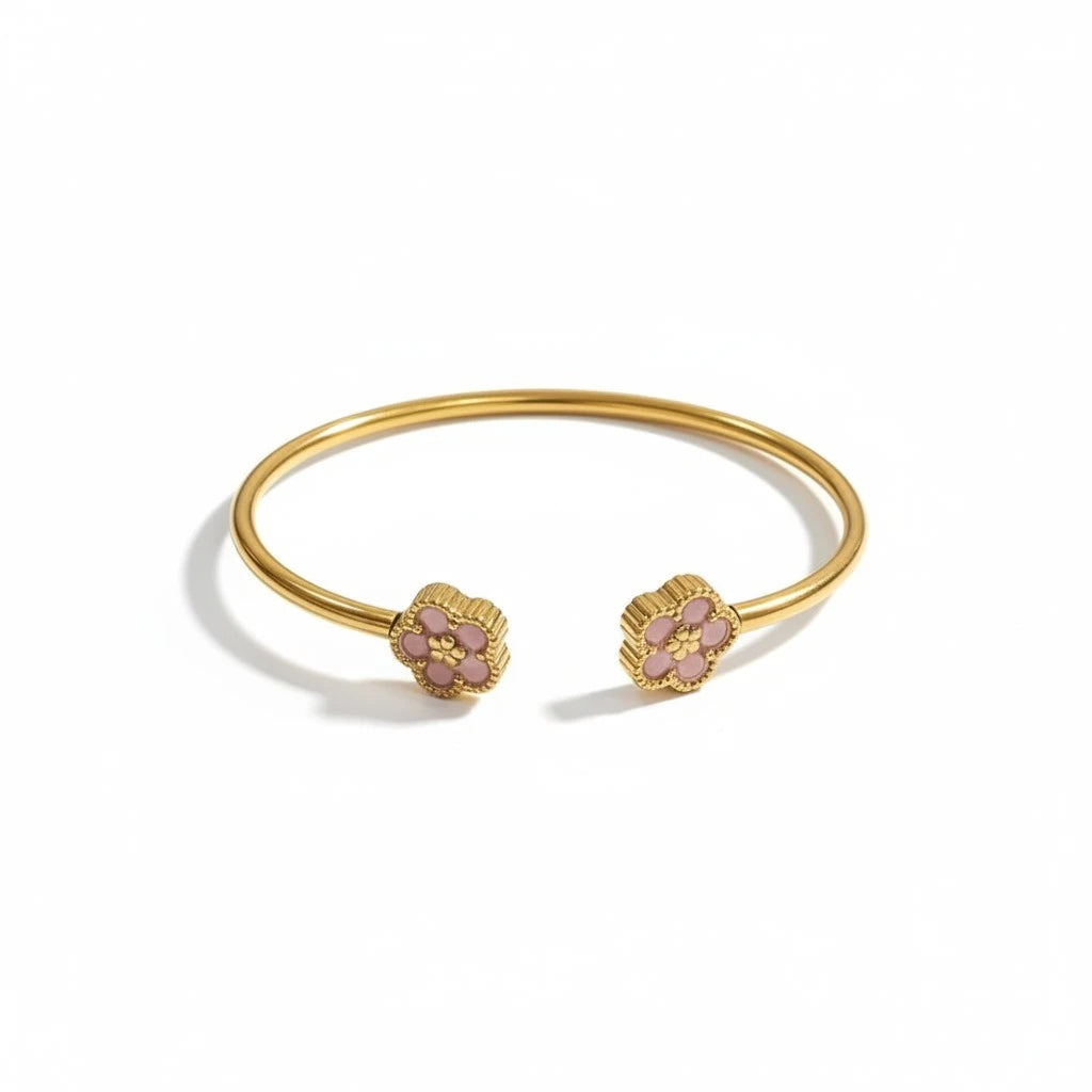 Brazalete abierto Mi tienda 2 en tono dorado con dos flores esmaltadas en rosa, diseño elegante y femenino.