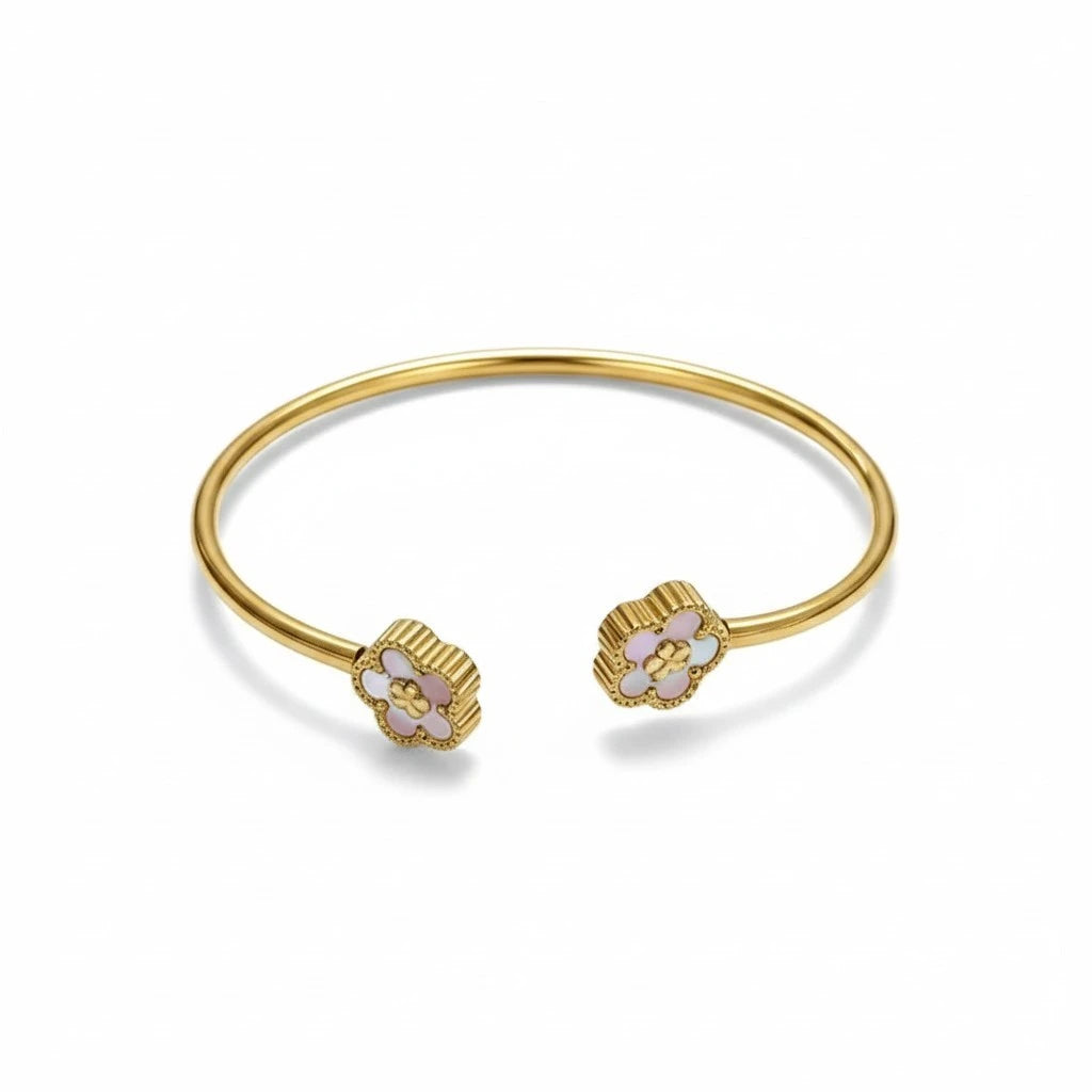 Brazalete abierto Mi tienda 2 en tono dorado con dos flores esmaltadas en rosa, diseño elegante y femenino.
