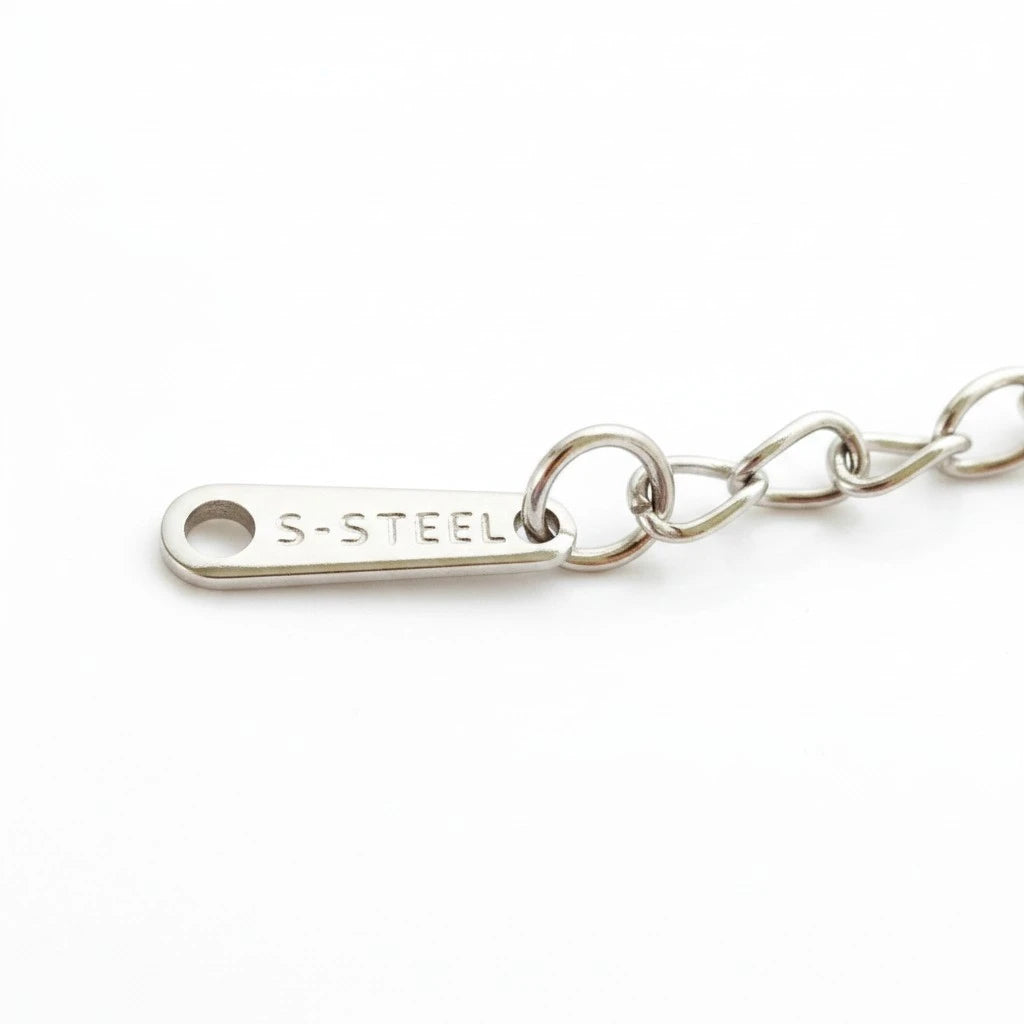 Cierre ajustable de acero inoxidable con grabado S-STEEL en collar de Mi tienda 2, diseño plateado y resistente.